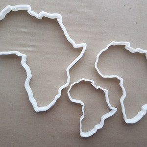 Può includere: Tre stampini per biscotti in plastica bianca a forma dei continenti Africa, Sud America e Nord America.