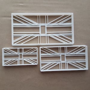 Pode incluir: Três cortadores de biscoitos de plástico branco em forma de bandeira do Reino Unido Union Jack. Os cortadores são de tamanhos diferentes.