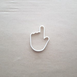 以下が含まれることがあります： 指を指している手の形をした白いプラスチック製のクッキーカッター