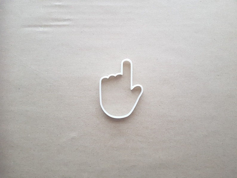 以下が含まれることがあります： 指を指している手の形をした白いプラスチック製のクッキーカッター