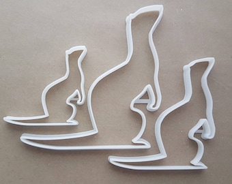 Può includere: Tre tagliabiscotti in plastica bianca a forma di canguro, ognuno con un piccolo nel marsupio. Il canguro più grande è in piedi, mentre gli altri due sono sdraiati.