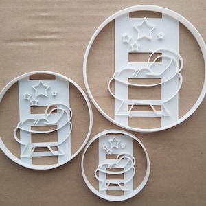 Può includere: Tre tagliabiscotti in plastica bianca a forma di presepe con un Gesù bambino, una stella e una mangiatoia. I tagliabiscotti sono di diverse dimensioni.