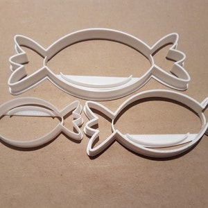 Peut inclure: Trois emportes-pièces en plastique blanc en forme de bonbons. Le plus grand emporte-pièce mesure environ 15 cm de long et le plus petit environ 7,5 cm de long.