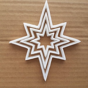 Può includere: Un set di cinque tagliapasta a forma di stella in plastica bianca di diverse dimensioni.