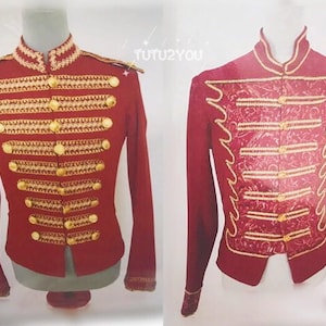 Puede incluir: Dos chaquetas rojas con ribetes y botones dorados. La chaqueta de la izquierda tiene una tela roja lisa, mientras que la chaqueta de la derecha tiene una tela roja estampada.