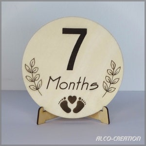 Wooden pregnancy or baby birthday card EN - Months