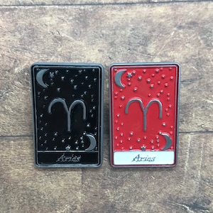 Áries | Cartas de Horóscopo de Tarô | Cores e Preto e Branco | Signo, Lua, Estrelas | Presente | Broche de Lapela, Distintivo |