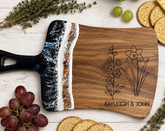 Plateau à fromage personnalisé avec fleur de naissance et noms du couple gravés | Bois et résine | Mariage, anniversaire