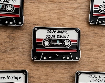 Épingle en émail gravée sur bande de cassette - Cadeau rétro personnalisé des années 80/90