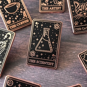 O cientista, amante da ciência Carta de tarô Pin de esmalte | Presente | Pin de lapela, distintivo | Esmalte duro