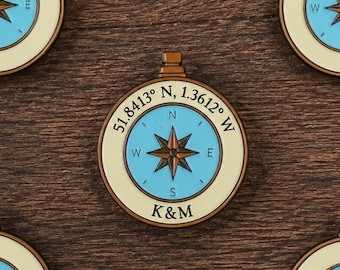 Pin's en émail avec boussole et initiales personnalisées | Pin's personnalisé avec initiales pour couples | Badge en émail « L'aventure vous attend » | Cadeau de voyage