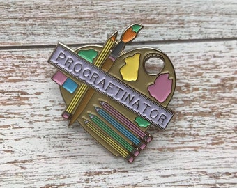 Pin de esmalte Procraftinator / Artista, Ilustrador, Pintor / Regalo de relleno de medias / Pin de solapa, Insignia / Regalo