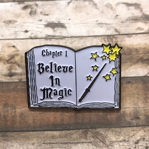 Épinglette en émail pour grimoires Believe in Magic : cadeau de sorcier