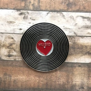 Disco de vinilo con texto en inglés "Love Music" / Pin esmaltado / Música, corazón, músico / Regalo / Pin de solapa, insignia / Regalo