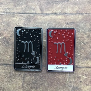 Escorpião | Cartas de Horóscopo de Tarô | Cores e Preto e Branco | Signo, Lua, Estrelas | Presente | Broche de Lapela, Distintivo |