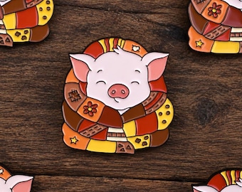 Pin's émaillé représentant un adorable cochon bien au chaud dans une couverture, badge cochon patchwork,