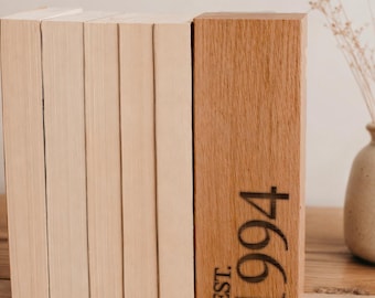 Serre-livres personnalisé pour anniversaire ou année | Cadeau sur mesure | Cadeau de pendaison de crémaillère en chêne massif gravé au laser