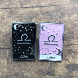 Waage | Tarot Horoskop Karten | Farben und Schwarzweiß | Sternzeichen, Mond, Sterne| Geschenk | Anstecknadel, Anstecker |