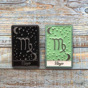 Maagd | Tarothoroscoopkaarten | Kleuren en zwart-wit | Sterrenbeeld, maan, sterren | Cadeau | Reversspeld, badge |