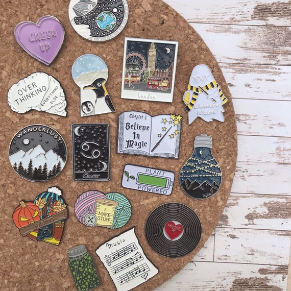 Spilla Gatto Con Luna E Stelle - MetalloSmalto, Design Vintage Per Appassionati Di Astronomia - Foto 8