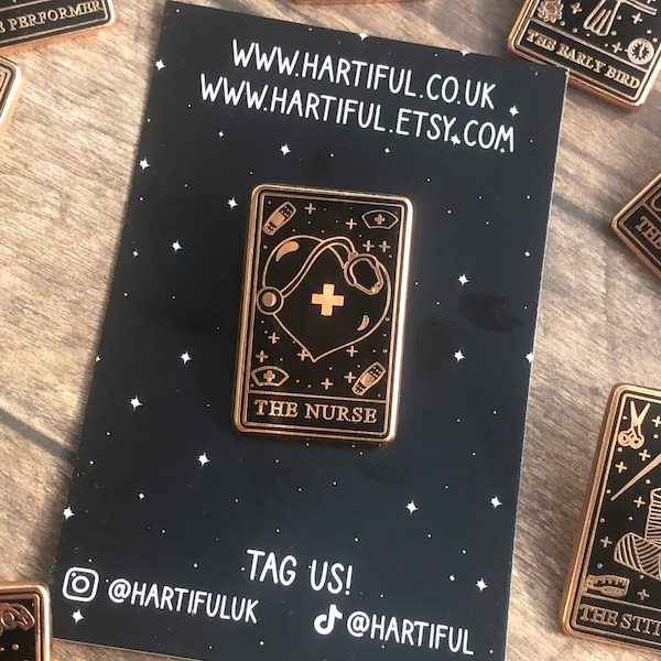 Pin esmaltado de la carta del Tarot de enfermera: Insignia médica de oro rosa