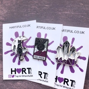 Drapeau de la fierté asexuée en cristal, chat, carte de tarot en émail pailleté, lot de trois (ou individuel) | Épinglette, insigne | LGBTQ+ | Épinglette As