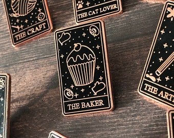 L’épingle en émail de la carte Baker Tarot | Cadeau de remplissage de bas de cuisson | Épinglette, insigne | Émail dur