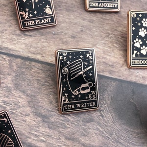 De schrijver, emaille pin tarotkaart | Reversspeld, badge | Hard email | Schrijven, auteur