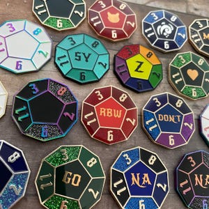 Pins de esmalte com dados personalizáveis D12, presente de RPG – acessório de mesa para jogadores – broche de dados geek