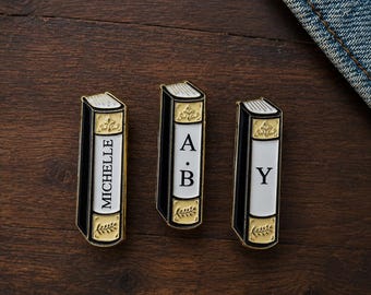 Pin's émaillé personnalisé en forme de tranche de livre – Nom ou initiales – Cadeau pour amoureux des livres – Pin's lecteur