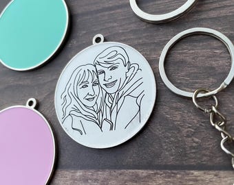 Personalised Couples Portrait Keyring – Custom Photo Engraved Keyring – Romantic Anniversary or Wedding Gift