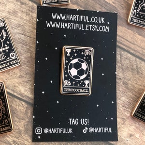 Le football, épinglette en émail pour cartes de tarot | Épinglette, insigne | Émail dur | Footballeur