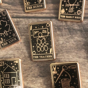 El maestro, pin esmaltado de la carta del tarot / pin de solapa, insignia / esmalte duro / regalo para maestros de la escuela