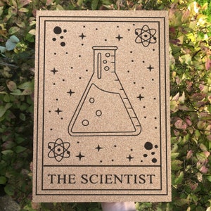 Tablero de corcho con la carta del Tarot del Científico / Exhibición científica