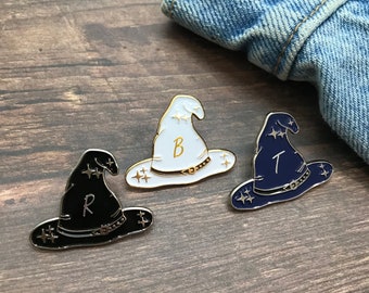 Personalisierbare Hexen / Zauberer Hut Emaille Pin | Füge eine Initiale hinzu! Geschenk