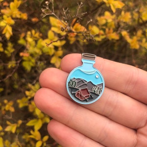 Spilla smaltata con pozione da campeggio in tenda / Viaggio, voglia di viaggiare / Regalo / Spilla da bavero, distintivo / Regalo