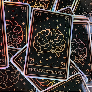 Sticker pour ordinateur portable holographique irisé de carte de tarot Overthinker |