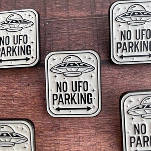 Kein UFO Parkschild Emaille Pin, Space Alien | Anstecknadel, Anstecker |