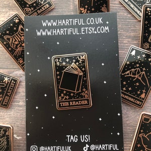 Der Leser, Buchliebhaber Tarot Karte Emaille Pin | Buchliebhaber Geschenk | Geschenk | Anstecknadel, Anstecker | Harte Emaille