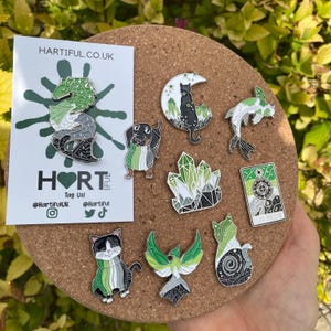 Juego de tres pines de esmalte con purpurina de cristal, gato y carta del Tarot con bandera del orgullo aromático (o individual) / Pin de solapa, insignia / LGBTQ+ /