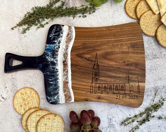 Plateau à fromage personnalisé pour votre lieu de réception | Planche de service sur mesure en résine et bois avec illustration du lieu