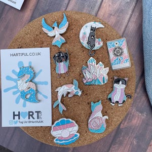 Transgender Pride emaille pinset: kristal, kat, tarotkaart, LGBTQ+-badge