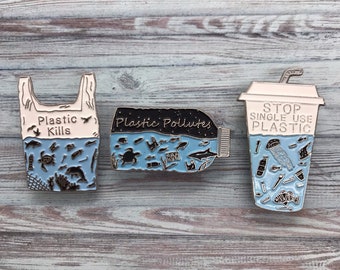 Charity Pin | Set von 3 Pins | Plastic Pollutes + Plastic Kills Emaille Pin | Umwelt Marine, Sea Life | Strumpffüller Geschenk | Anstecknadel