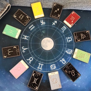 Conjunto de dois | Cartas de tarô e horóscopo | Cores e preto e branco | Signo, lua, estrelas | Presente | Broche de lapela, distintivo |