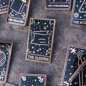 Der Schläfer, Nickerchen Liebhaber Tarot Karte Emaille Pin | Geschenk | Anstecknadel, Anstecker | Harte Emaille
