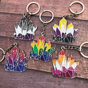Llavero LGBTQ+ con cristales brillantes y diseño de bandera LGBTQ+/Queer.