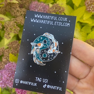 Koi Fisch Emaille Pin | Nacht/Tag, Yin Yang Schwimmen mit Mond Anstecknadel | Geschenk