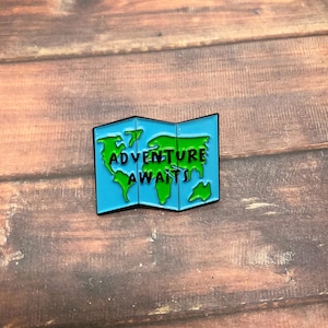 Adventure Awaits Map Emaille Pin | Fernweh, Backpacking |  Geschenk | Anstecknadel, Anstecker |  Geschenk