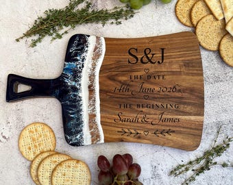 Plateau à fromage personnalisé pour mariage, planche de service en acacia et résine gravée sur mesure, cadeau de mariage pour les jeunes mariés, cadeau d'anniversaire pour jeunes mariés