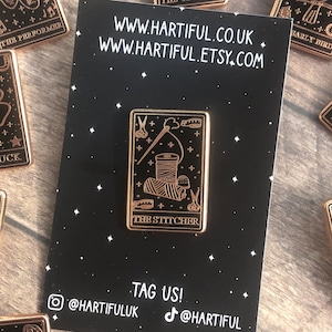 The Stitcher, épingle en émail pour cartes de tarot | Épinglette, insigne | Émail dur | Couture